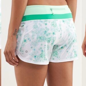 Lululemon Groovy Run Short
Frangipani Very Green / Very Green / Fresh Teal